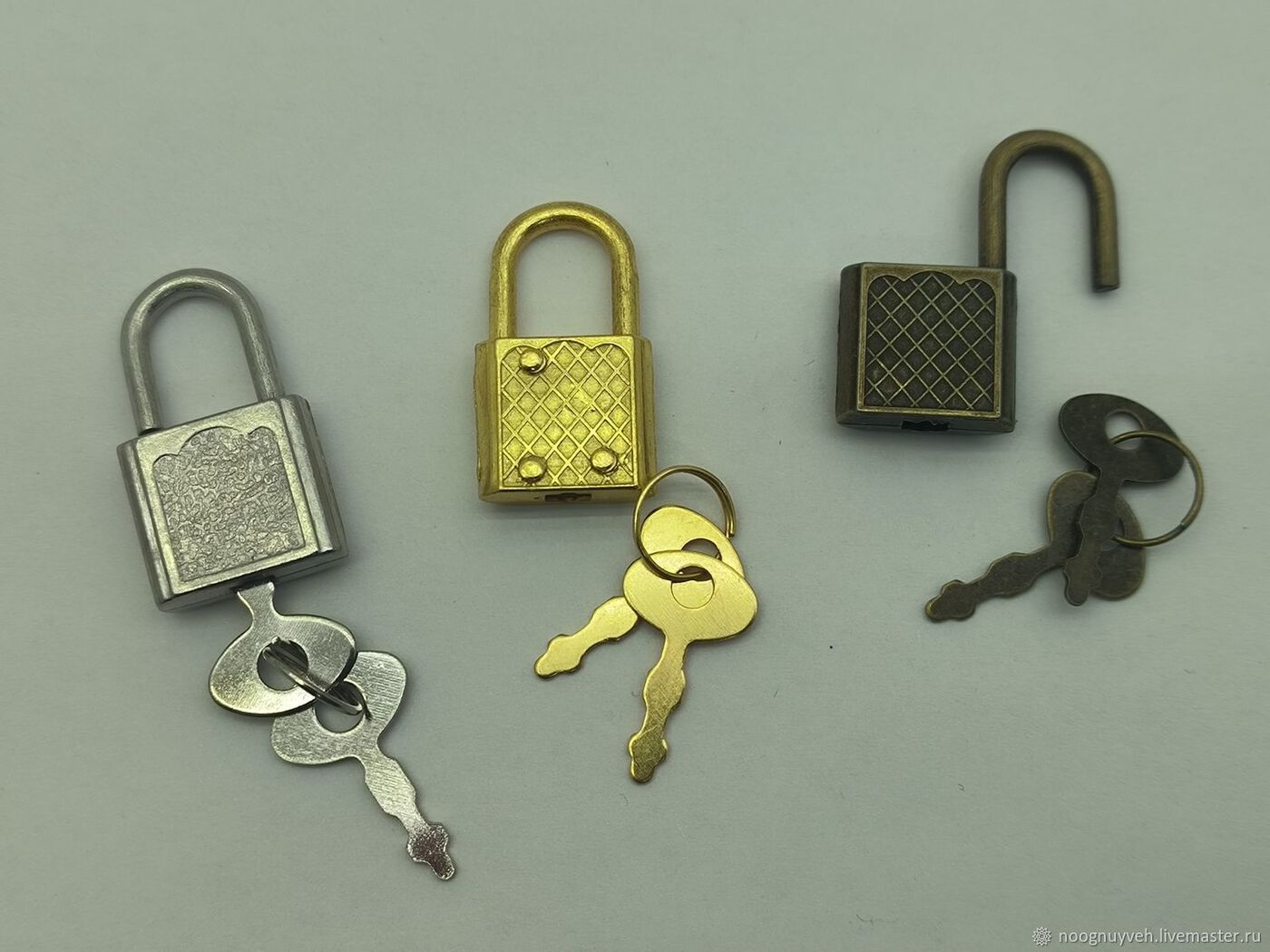 Замок навес. 30мм цветной