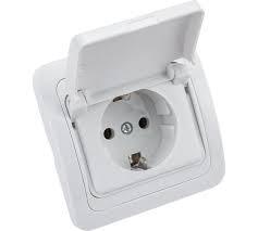 Розетка UNIVERSAL "Валери" 16А 220В с/у с крышкой белая одноместная с заземлением