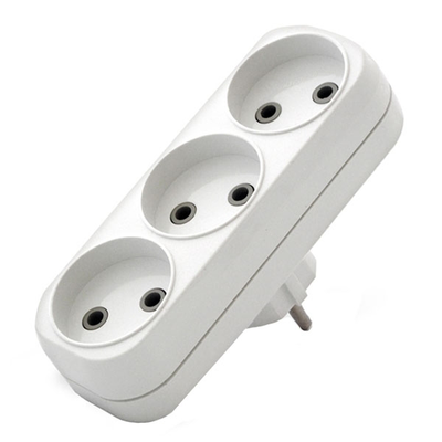 Разветвитель UNIVERSAL 6А 250В   плоский белый трехместный без заземления